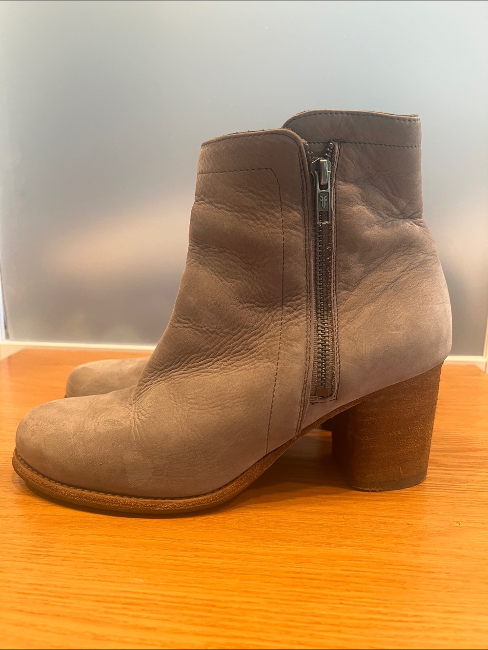 Frye Addie Leather Women's Size 8.5B B Dual Zip Ankle Gray sandstone Boots